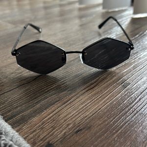 Black Nine West boujee stylish sunglasses